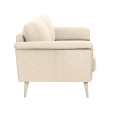 3-istuttava Ilona-sohva leveillä tyynyillä ja kermanvaalean beigellä Otaru 02 -kangasverhoilulla. Kuvan sohvassa on 20 cm leveät KN20-käsinojat ja 18 cm korkeat puiset valkoiset pyöreäkartiojalat.