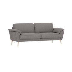 Ilona-sohva harmaalla AC Otaru 213 -kankaalla ja luonnonvärisillä 18 cm korkeilla vinoilla pyöreäkartiojaloilla. Kuvan sohvassa on 17 cm leveät KNT-käsinojat.