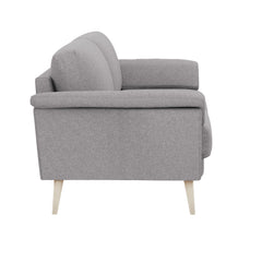 3-istuttava Ilona-sohva leveillä tyynyillä ja vaaleanharmaalla Otaru 300 -kangasverhoilulla. Kuvan sohvassa on 20 cm leveät KN20-käsinojat ja 18 cm korkeat puiset valkoiset pyöreäkartiojalat.