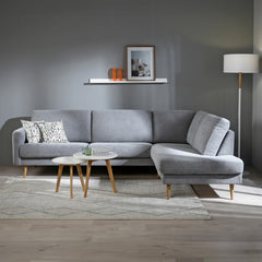 Kuvassa on Ilona-kulmadivaani vaaleanharmaalla Alfa 167 -kankaalla. Divaaniosa on edestä katsoen oikealla puolella. Kuvan sohvassa on 10 cm leveä KN10-käsinoja ja 18 cm korkeat suorat kartiojalat.