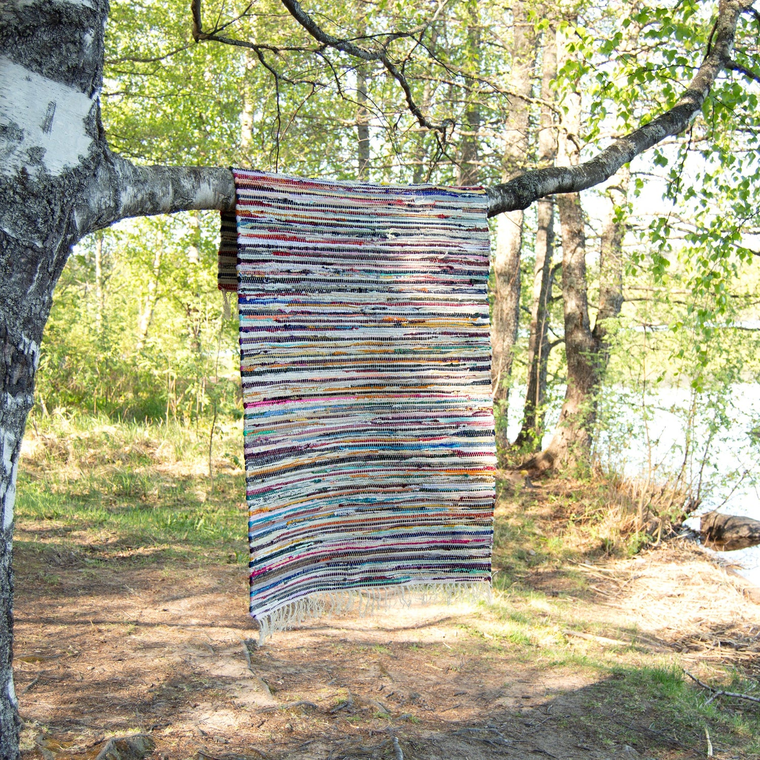 Kuvassa on monivärinen Ilona-puuvillamatto.