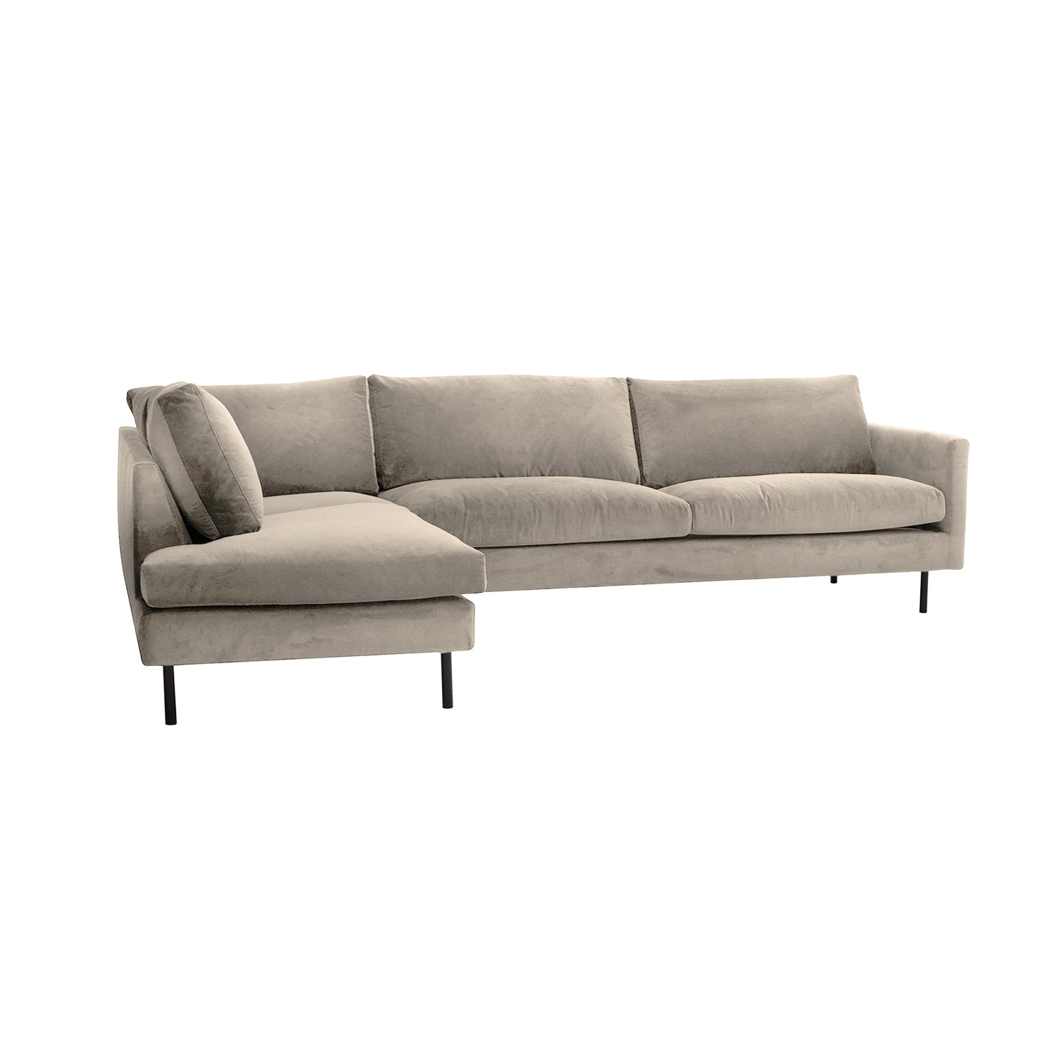 Jasmin-kulmadivaanisohva vasemmanpuoleisella divaanilla ja hiekanvärisellä Aqua Clean Bellagio 156 -kankaalla sekä mustilla 17 cm korkeilla tolppajaloilla.