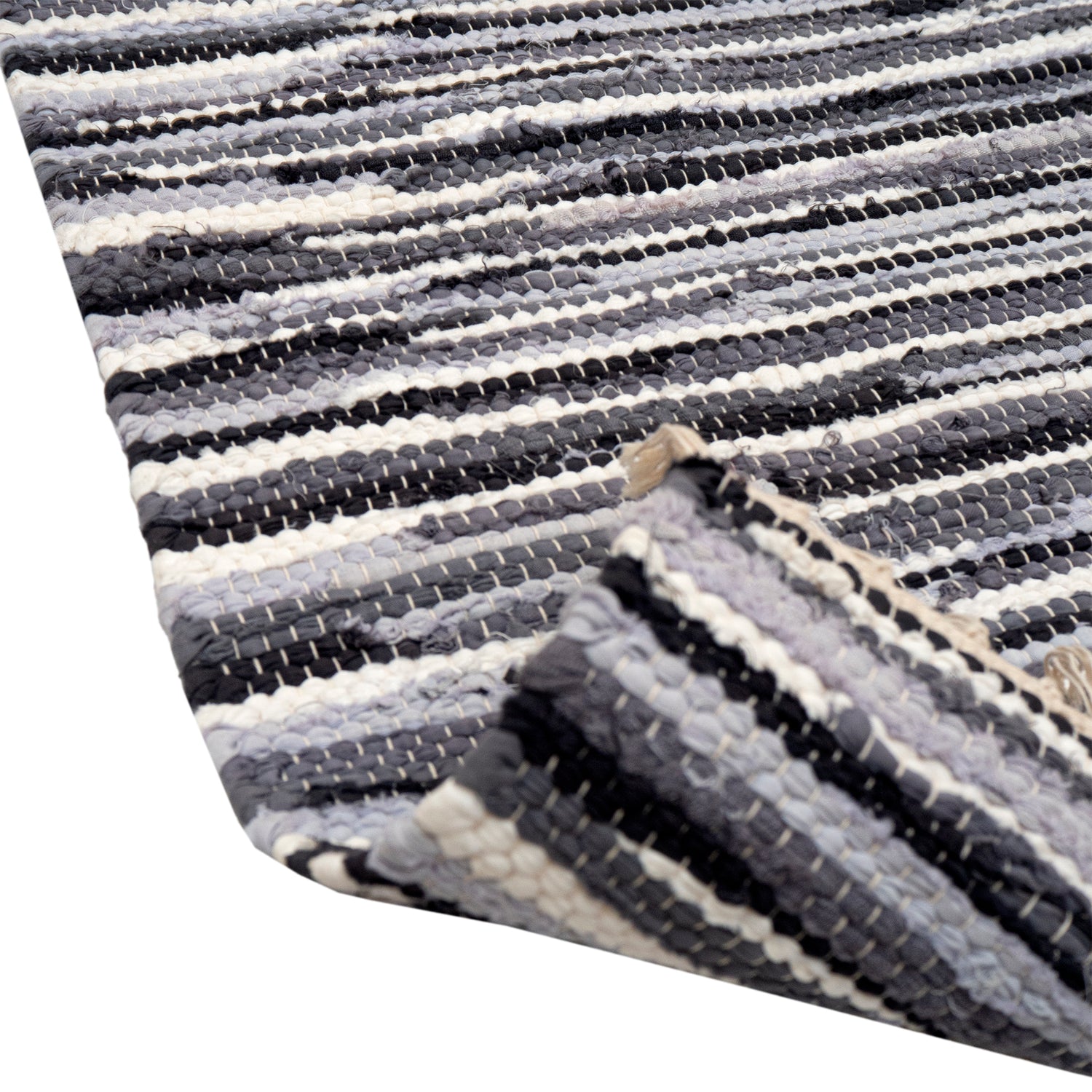 Mustavalkoinen Jenkka-matto.