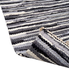 Mustavalkoinen Jenkka-matto.