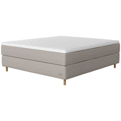 Jensen Carat -jenkkisängyn beige verhoiluväri 291 ja 14 cm korkeat pyöreät tammijalat. Sleep 1 -sijauspatja ja jalat sisältyvät hintaan.