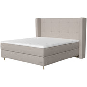 Jensen Majestic -jenkkisängyn beige 291 verhoiluväri. Jensen-sijauspatja ja 14 cm korkeat ohuet pyöreät metallijalat sisältyvät hintaan. Jensen-sängynpääty myydään erikseen.