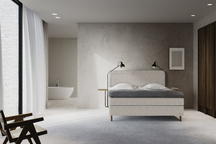 Kuvassa on Jensen Opal -jenkkisängyn beige Nature 291 -verhoiluväri ja 14 cm korkeat luonnonväriset puujalat. Sleep 1 -sijauspatja ja vakiojalat sisältyvät hintaan. Kuvan sängynpääty myydään erikseen.