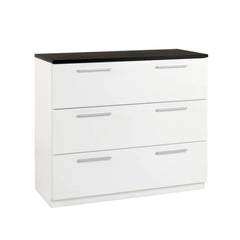 90 cm leveä Karo-lipasto mustalla kannella.