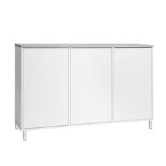 Kuvassa on 144 cm leveä valkoinen Kivi-senkki harmaalla betonijäljitelmän sävyisellä kannella ja valkoisilla metallijaloilla.