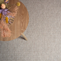 Kuvassa on luonnonvalkoinen Kaarna-matto kuvattuna sohvapöydän alla.