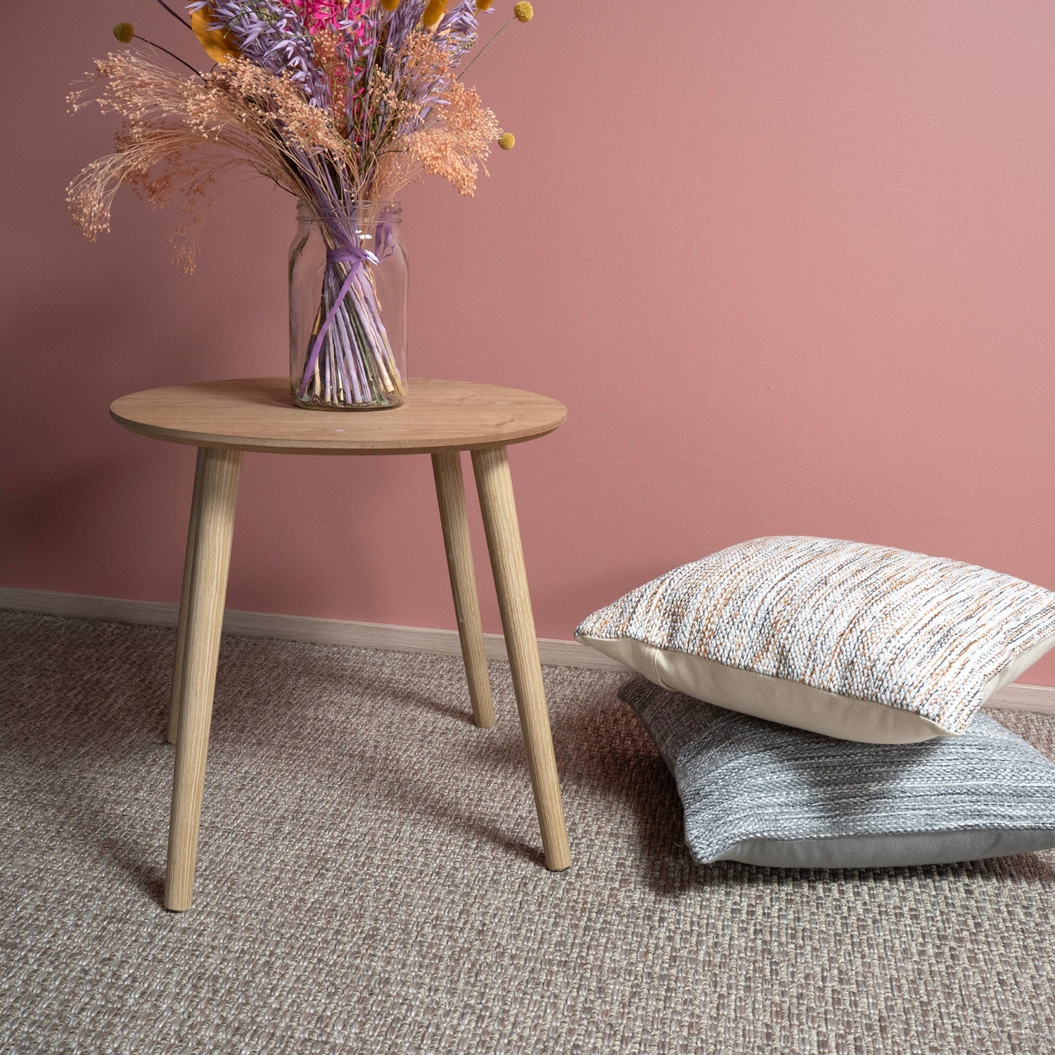 Kuvassa on pellavanvärinen Kaarna-matto kuvattuna sohvapöydän alla.