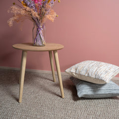 Kuvassa on pellavanvärinen Kaarna-matto kuvattuna sohvapöydän alla.