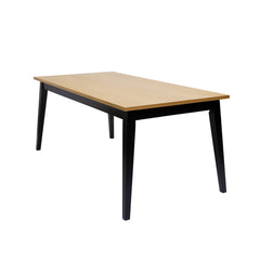 Kaiku-ruokapöydässä on tammenvärinen kansi ja mustat koivujalat.