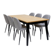 Kuvassa on Kaiku-ruokapöytä yhdistettynä harmaisiin kangasverhoiltuihin Cordova-tuoleihin. Kaiku-pöydässä on tammenvärinen kansi ja mustat koivujalat. Tuolit myydään erikseen.