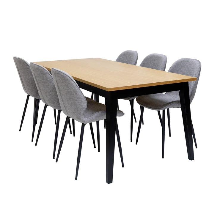 Kuvassa on Kaiku-ruokapöytä yhdistettynä harmaisiin kangasverhoiltuihin Cordova-tuoleihin. Kaiku-pöydässä on tammenvärinen kansi ja mustat koivujalat. Tuolit myydään erikseen.