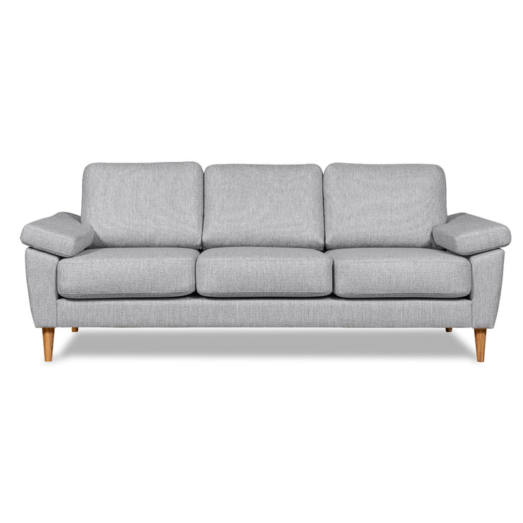 Kanerva 3h -sohva vaaleanharmaalla Sparr 362 -kangasverhoilulla ja luonnonvärisillä tammijaloilla.