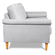 Kanerva 3h -sohva vaaleanharmaalla Sparr 362 -kangasverhoilulla ja luonnonvärisillä tammijaloilla.