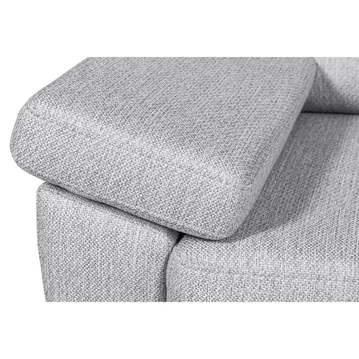 Kuvassa Kanerva 3h -sohvan käsinoja vaaleanharmaalla Sparr 362 -kangasverhoilulla. Sohva on kauttaaltaan huolellisesti viimeistelty.