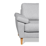 Kanerva 3h -sohva vaaleanharmaalla Sparr 362 -kangasverhoilulla ja luonnonvärisillä tammijaloilla. Sohva on kauttaaltaan huolellisesti viimeistelty.