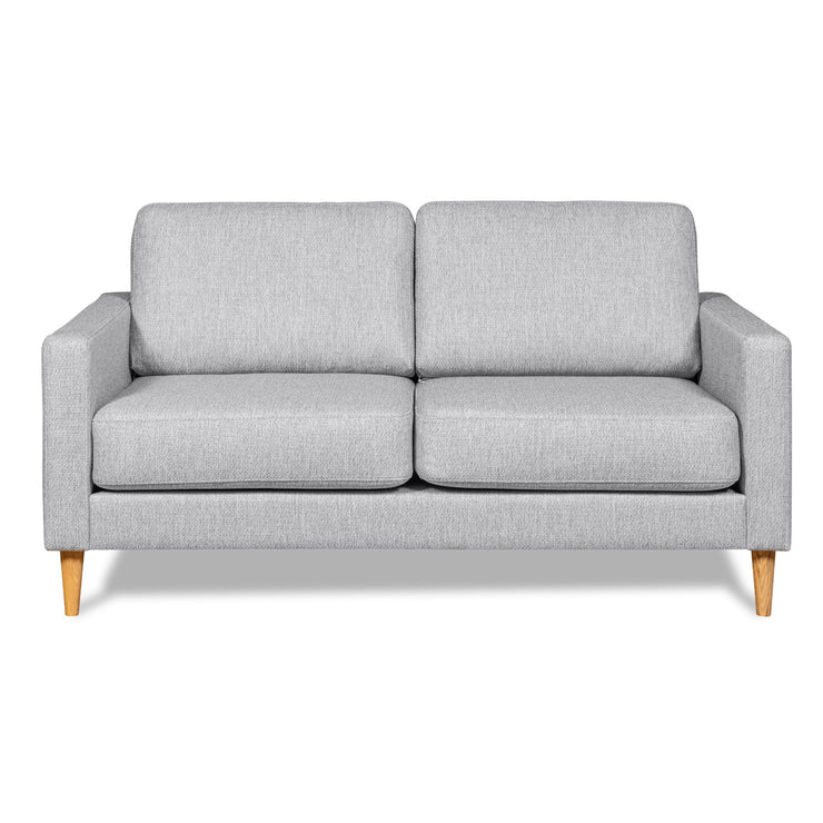 Kanerva 2 - 3h -sohva vaaleanharmaalla Sparr 362 -kangasverhoilulla ja luonnonvärisillä tammijaloilla.