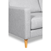 Lähikuvassa Kanerva 2 - 3h -sohvan käsinoja vaaleanharmaalla Sparr 362 -kangasverhoilulla. Sohva on kauttaaltaan huolellisesti viimeistelty.