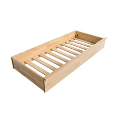 Kanerva-vuodevaatelaatikko koivunvärisenä. Kanerva-puusohvan alle sopiva laatikko on kätevä säilytyspaikka esimerkiksi vuodevaatteiden säilytykseen.