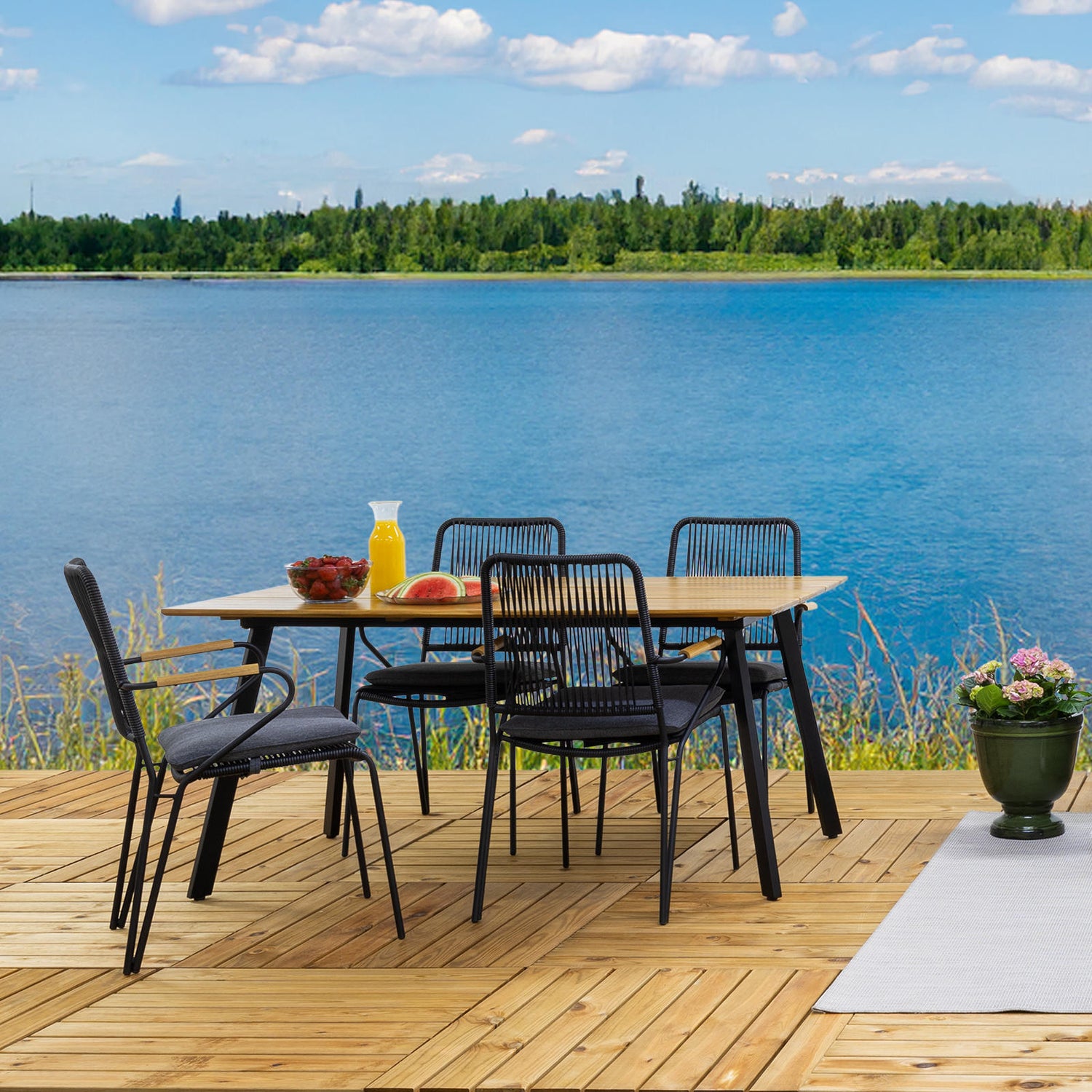 Kuvassa on Kesähelmi-sarjan mustarunkoinen 150 x 90 cm ruokapöytä ja tuolit istuinpehmusteilla.