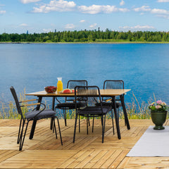 Kuvassa on Kesähelmi-sarjan mustarunkoinen 150 x 90 cm ruokapöytä ja tuolit istuinpehmusteilla.