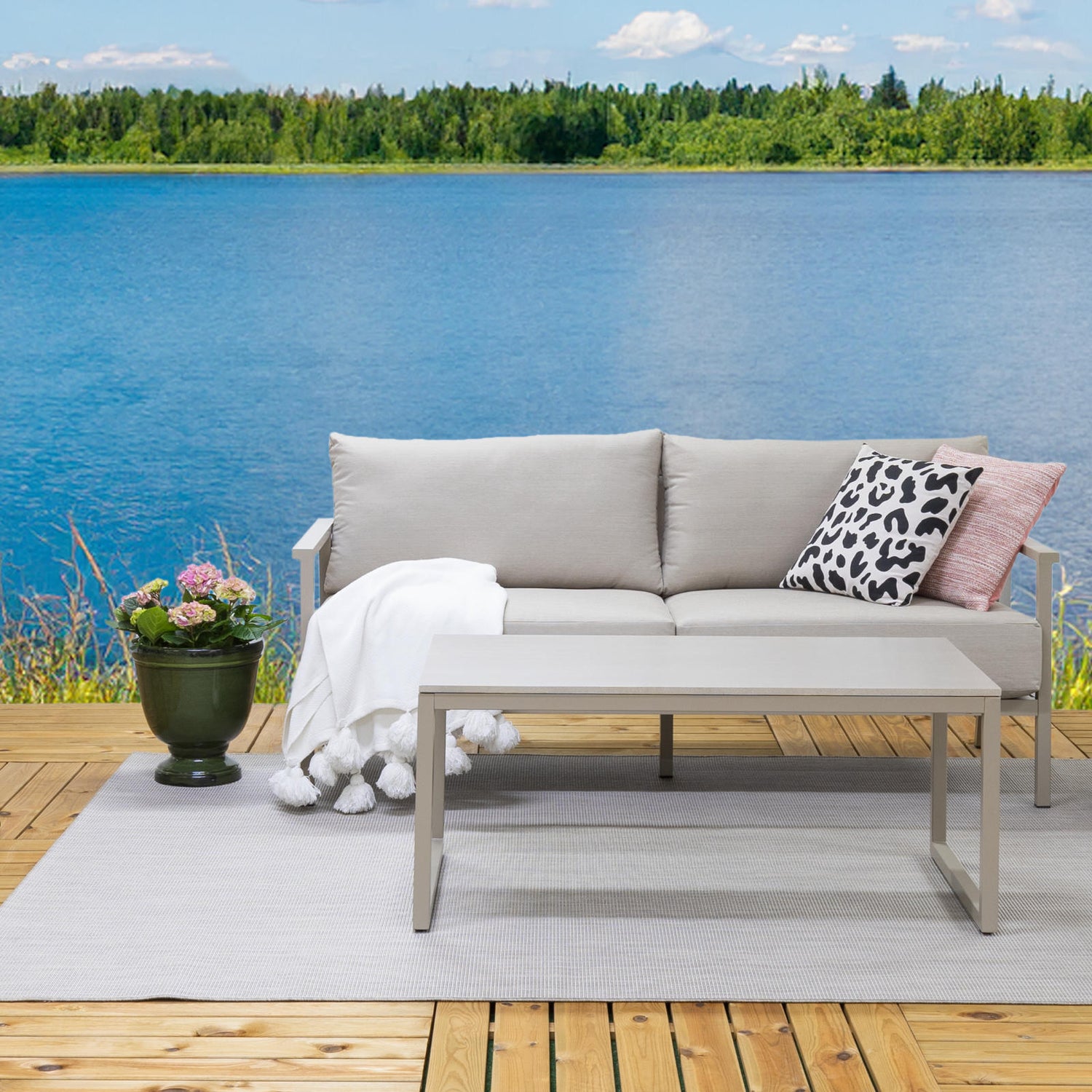 Kuvassa on Kesähelmi-sarjan sohvapöytä, sekä sohva, joka myydään erikseen.