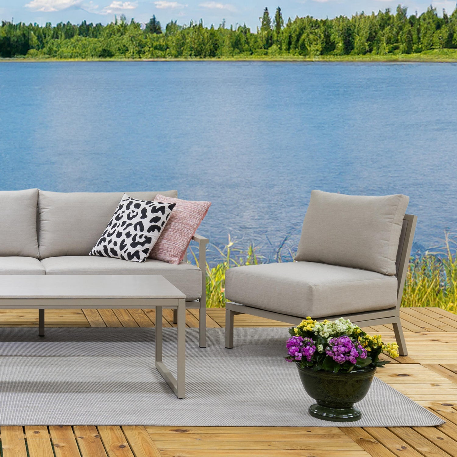 Kuvassa on Kesähelmi sohvan keskiosa, jota voi käyttää myös yksittäisenä nojatuolina.