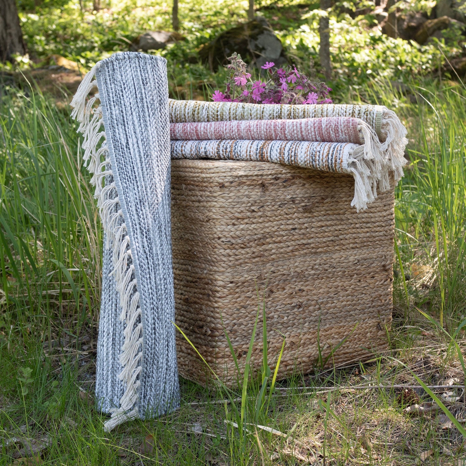 Kuvassa Kesälahti-puuvillamaton nimensä mukaisesti kesäiset sävyt: vasemmalla harmaa ja pinossa päältä alkaen vihreä, roosa ja harmaanruskea.