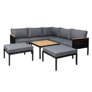 Kesäniemi-sohvapöytä koossa 67 x 67 cm. Sohvaöydässä on tiikkipuukansi ja runko on mustaksi maalattua alumiinia. Kuvan Kesäniemi-sohva myydään erikseen.