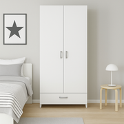 Kuvassa on kokovalkoinen 2-ovinen Kira-kaapisto kokoleveällä vetolaatikolla. Ovissa ja laatikoissa on hopeanharmaat vetimet. Stailattu visualisointi.