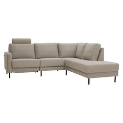 Kuura-reclinersohva oikeanpuoleisella divaanikulmalla ja vasemmanpuoleisella niskatyynyllisellä mekanismi-istuimella. Sohvassa on beige Krypto 20 -verhoilukangas ja se on malliltaan siro divaanisohva reclinerpäätyosan kallistus- ja jalkarahin nostomekanismeilla. Mustat 15 cm metallijalat. Kuvan niskatyyny ei kuulu sohvakokoonpanon hintaan.