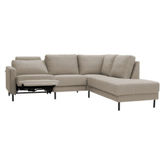 Kuvan Kuura-sohvan vasemmanpuoleisesta recliner-istuimesta jalkarahin saa nostettua ylös ja myös selkänojan laskettua taakse. Kuvan sohvassa on beige Krypto 20 -kangasverhoilu ja oikeanpuoleinen kulmadivaaniosa. Mustat 15 cm metallijalat. Kuvan niskatyyny ei kuulu sohvakokoonpanon hintaan.