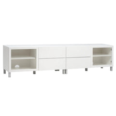 Kuvassa on 240 cm leveä korkeakiiltovalkoinen, kahdesta tasosta koostuva Lumo-sarjan tv-taso hopeanvärisillä alumiinijaloilla. Tasoa yhdistää kokopitkä irrallinen valkoinen lasikansi.