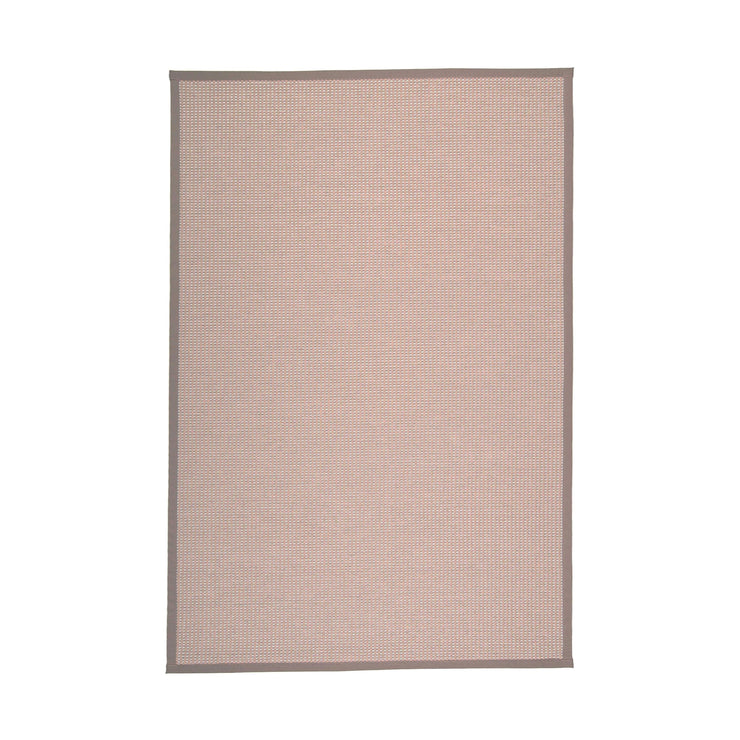 Eleganssi beigen värinen Lyyra2-puuvillapaperinarumatto valkoisella paperinarulla.