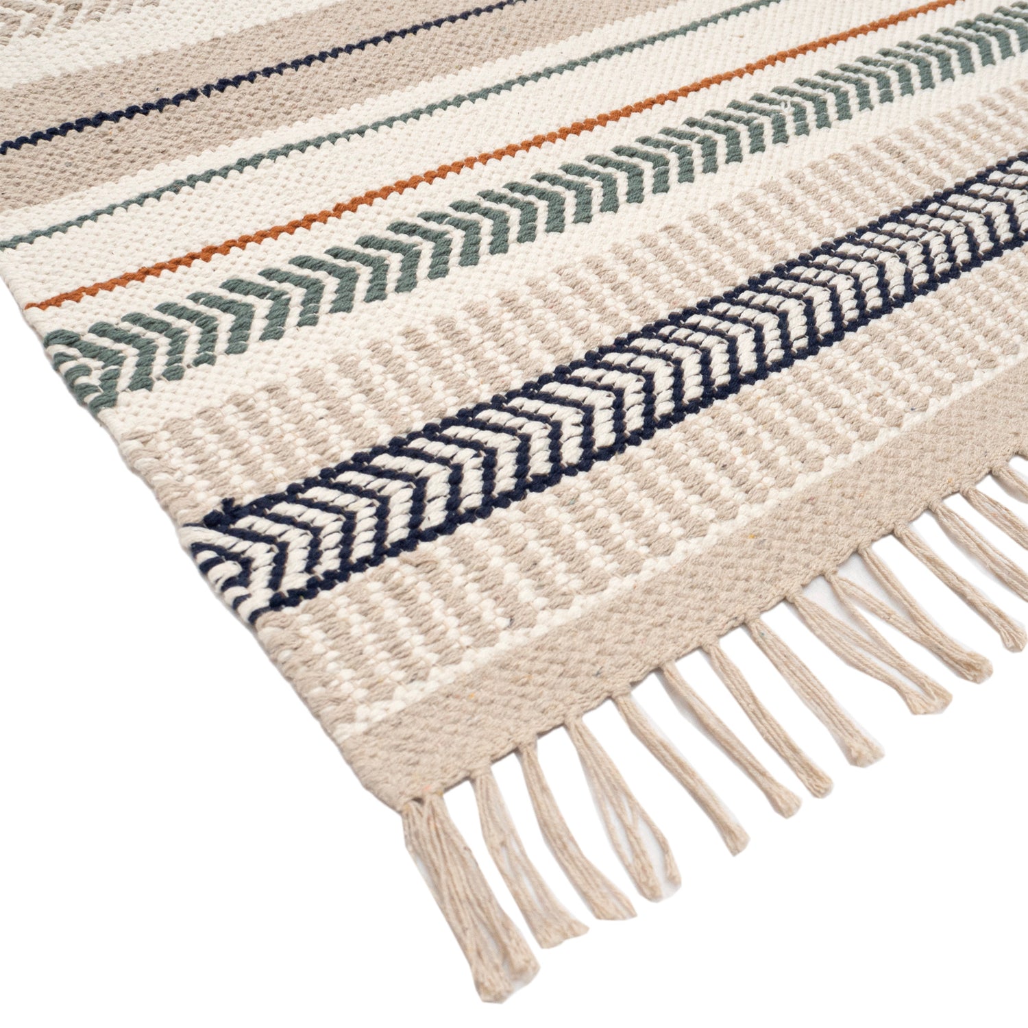 Lähikuvassa Leimu-maton hapsut pellavan värisellä kuosilla.