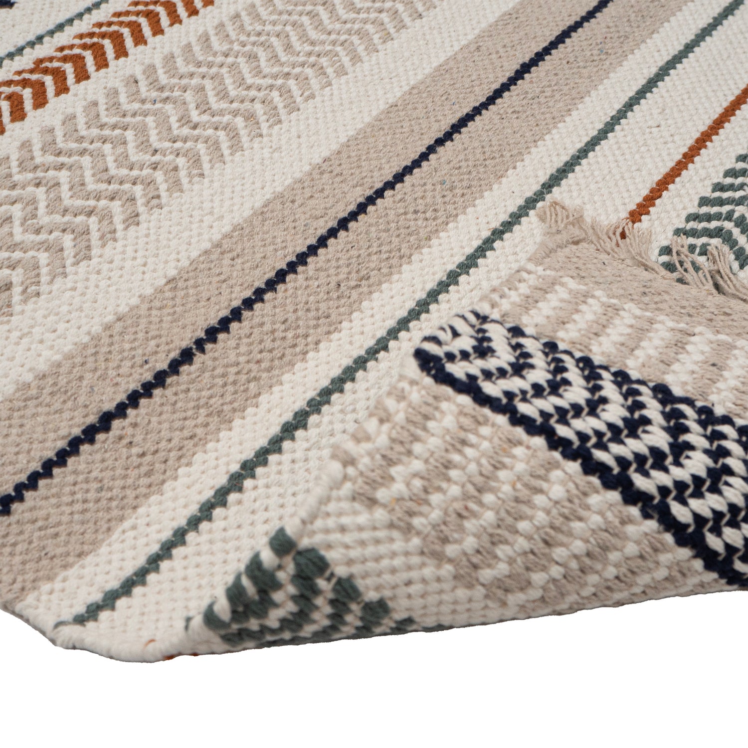 Lähikuvassa Leimu-maton pohja pellavan värisellä kuosilla.