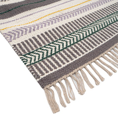 Lähikuvassa Leimu-maton hapsut tummanharmaalla kuosilla.