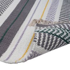 Lähikuvassa Leimu-maton pohja tummanharmaalla kuosilla.