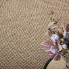 Kuvassa on sohvapöydän alla kuvattuna sileäksi kudottu Lino-matto, beige.
