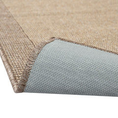 Sileäksi kudottu Lino-matto, beige. Kuvassa näkyy maton pohjaus.