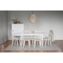 Kuvassa kuultovalkoiset Lotta-pinnatuolit valkoisen erikseen myytävän Akita-ruokapöydän kanssa.