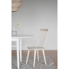 Kuvassa kuultovalkoinen Lotta-pinnatuoli valkoisen erikseen myytävän Akita-ruokapöydän kanssa.