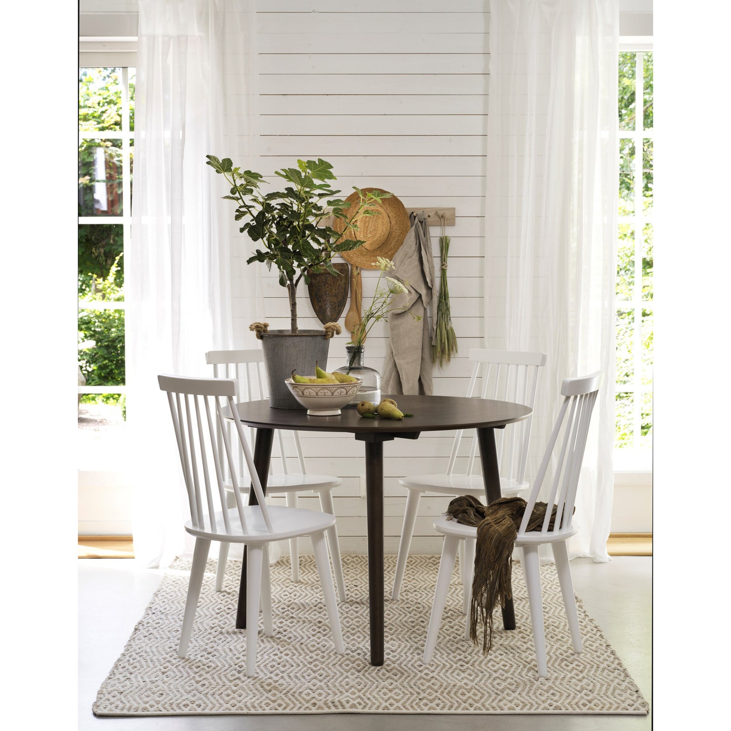 Kuvassa valkoiset Lotta-pinnatuolit mustan erikseen myytävän Lotta-pöydän kanssa.