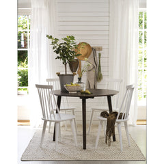 Kuvassa valkoiset Lotta-pinnatuolit mustan erikseen myytävän Lotta-pöydän kanssa.