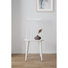 Kuvassa on Lotta-pinnatuoli, valkoisena. Kaunis pinnatuoli, joka on samalla sisustuksellinen.