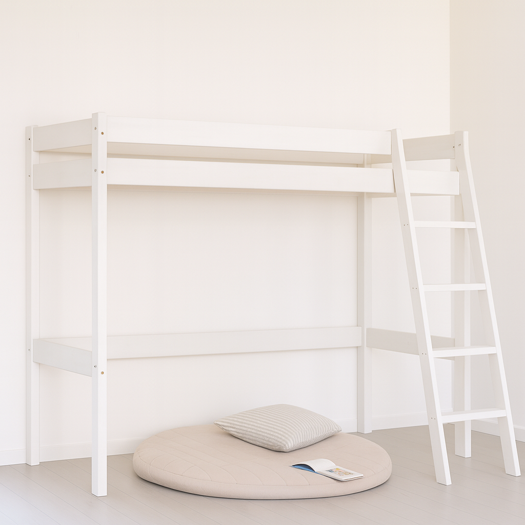 Korkea Lotta-parvisänky ilman lisävarusteita, petsattu kuultovalkoinen. Stailattu visualisointi.