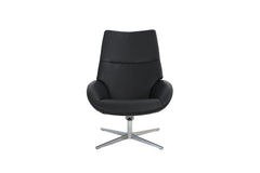 Kebe Lotus -nojatuoli mustalla Balder-nahkaverhoilulla ja kromin värisellä Bossa Flat-jalalla.